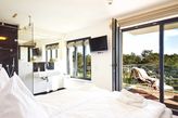Schlafzimmer mit En Suite Bad und eigenem Seeblick-Balkon