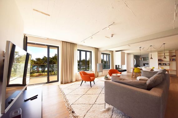 Wohnraum mit SKY TV, Seeblick-Balkonen und Kamin