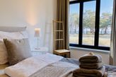 Schlafzimmer mit Seeblick links