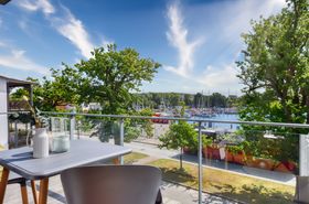 Balkon mit Hafenblick