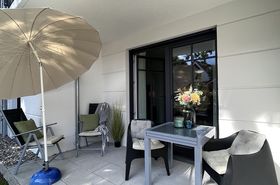 Terrasse mit Gartenmöbel & Sonnenschirm 